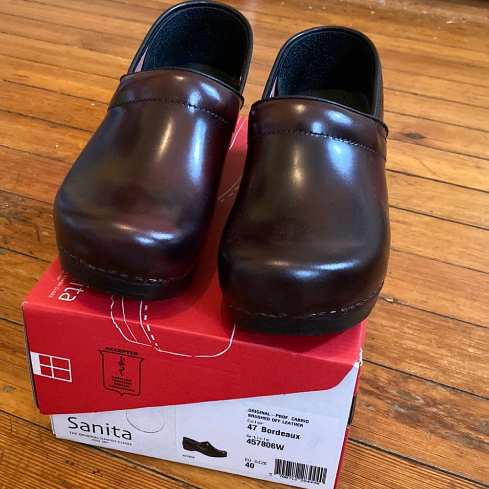 Sanita clogs- women’s size 40 (9)